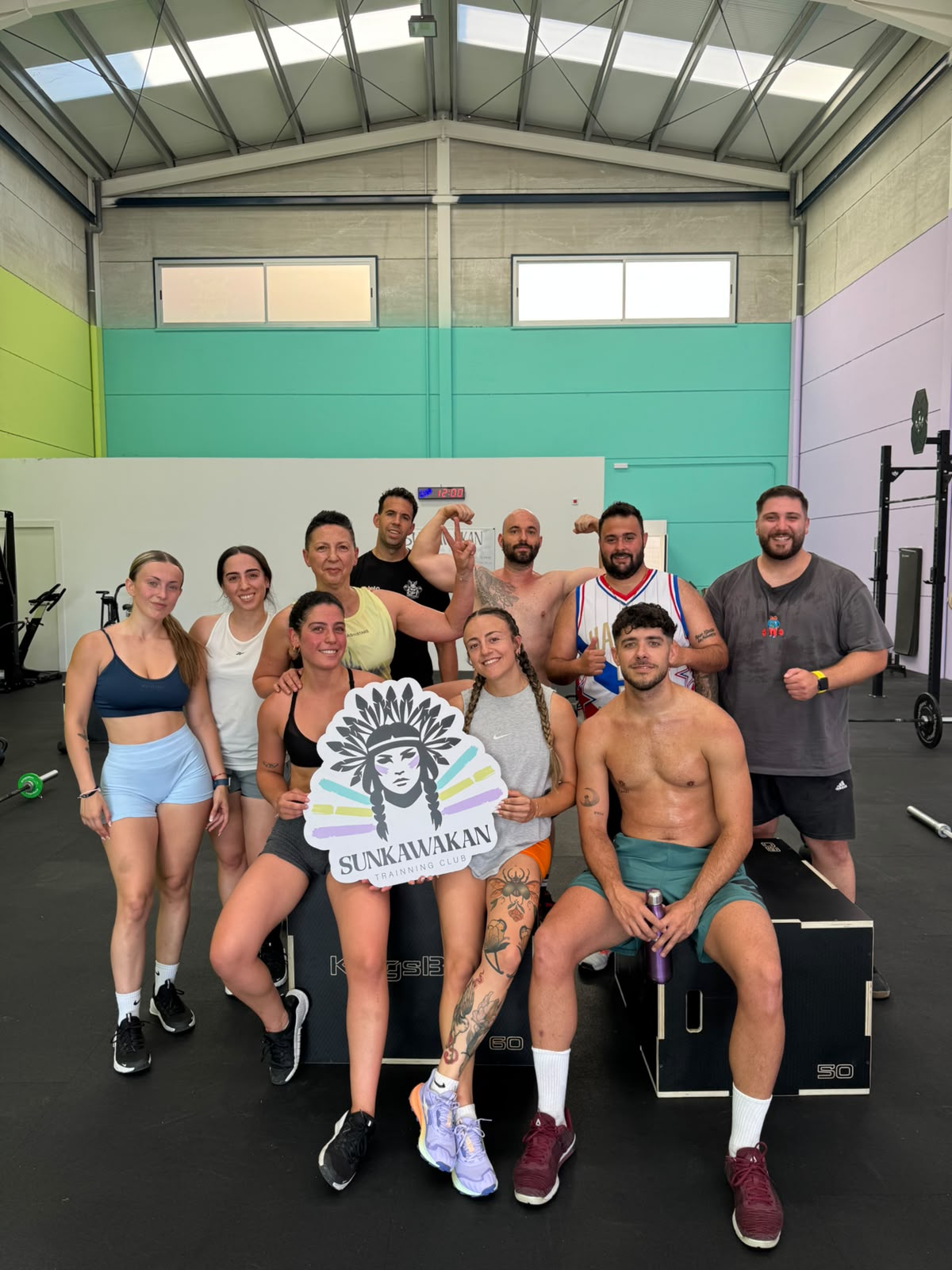 Atletas entrenando CrossFit en Sunkawakan, box de cross training en Granada